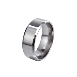 Bague en acier inoxydable mat pour homme avec finition brossée et bords polis, vue à 45°