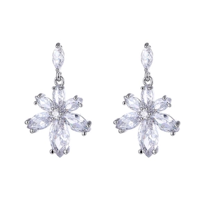 Détail de boucles d'oreilles fleur argentées avec zircone cubique marquise à six pétales
