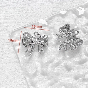 Silberner Schleifenanhänger mit Herzkristall und Maßangabe 19mm für DIY Schmuck