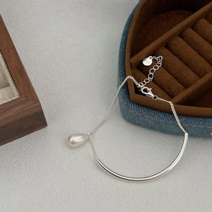 Detail of S925 sterling silver chain with pearl pendant and adjustable lobster clasp