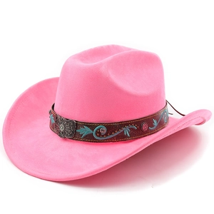 Détail du chapeau de cowboy en daim rose avec ruban ethnique et broderie turquoise
