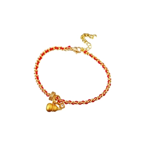 Bracelet en corde rouge avec pendentifs cœur et calebasse dorés sertis de zircons