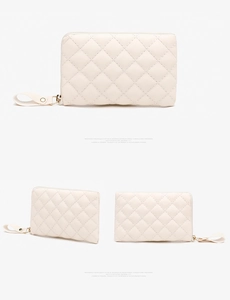 Detalle de monedero de cuero PU acolchado beige con herrajes dorados y correa de mano