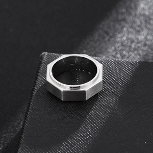 Vista macro dell'anello ottagonale in acciaio inox argento spazzolato opaco su base nera