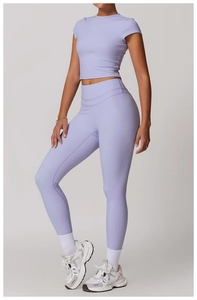 Dettaglio del set da yoga lavanda a vita alta con tessuto spazzolato elastico