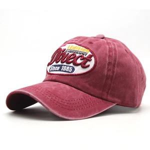 Gros plan détaillé d'une casquette de baseball en coton délavé bordeaux avec broderie