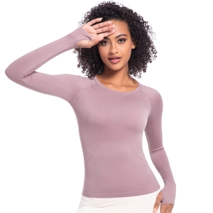 Dettaglio della maglia sportiva senza cuciture color malva con fori per i pollici