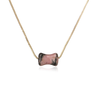 Collier avec pendentif en pierre naturelle rose et chaîne dorée sur fond blanc pur