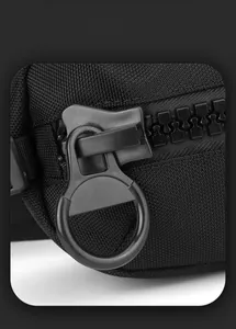Détail du tissu en nylon durable et de la grande fermeture éclair sur le sac de poitrine noir