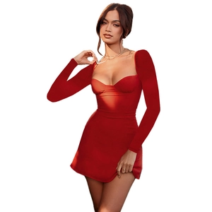 Détail de la robe courte rouge ajustée mettant en valeur le décolleté en cœur féminin