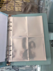 Dettaglio raccoglitore A5 azzurro con meccanismo a 6 anelli e tasche trasparenti per carte