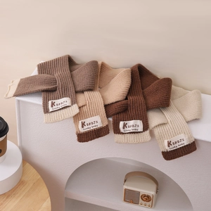 Detail der Strickstruktur von Kinder-Winterschals mit KUKUJI-Label in Erdtönen
