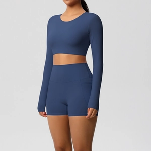Vooraanzicht van donkerblauwe yoga set met lange mouwen en korte broek met zijzak
