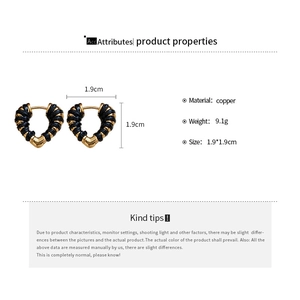 Détail macro de boucles d'oreilles cœur en or avec matériau en cuivre et mesures