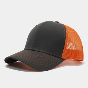Detailoverzicht van een ademende zwart-oranje truckerpet met oranje contraststiksels