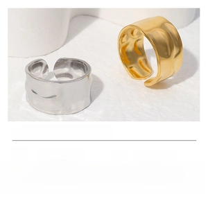 Detail view of hammered texture stainless steel ring with 4.3g weight and size specifications