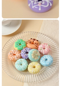 Vue rapprochée de beignets en résine pastel avec perles et détails de cœur sur plateau