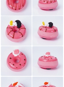 Viste dettagliate di modelli di ciambelle rosa in schiuma PU con decorazioni