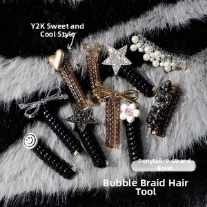 Détail de barrettes créatives avec perles, étoiles et cœurs pour tresses de cheveux