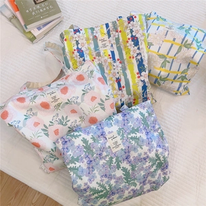 Vue à plat de quatre sacs fourre-tout en toile florale avec divers motifs de fleurs