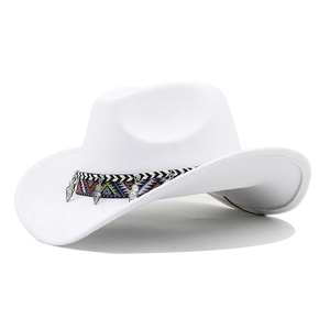Détail d'un chapeau de cowboy blanc en feutre avec ruban ethnique et pendentifs argentés