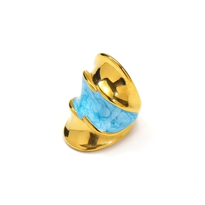 Makroaufnahme von 18k vergoldetem Ring mit himmelblauem Emaille und gewellter Schichtstruktur