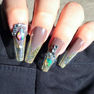 Dark Style Long Coffin Press On Nails With Rhinestones Mocha Brown Gold Glitter French V-Shape Geometric Pattern Fake Nails For Women Fashion Manicure