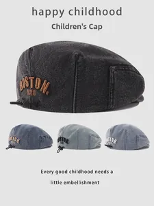 Détail de broderie BOSTON sur casquettes gavroche en denim pour enfants réglables