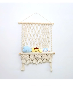 Vue détaillée du tissage en coton et de la poutre en bois de l'étagère bohème