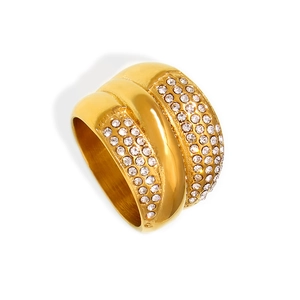 Lujoso anillo multicapa bañado en oro de 18k con filas de cristales pavé y banda ancha