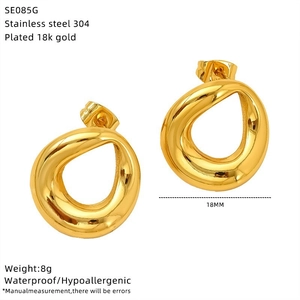 Minimalist twisted hoop earrings in 18K gold plated stainless steel with 18mm diameter