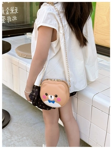 Detail of cute cartoon bear crossbody bag for girls with metal chain and dual zippers