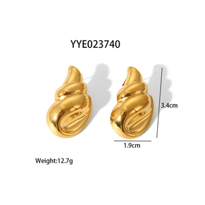 Dettaglio orecchini dorati a conchiglia con misure di altezza 3,4cm e larghezza 1,9cm