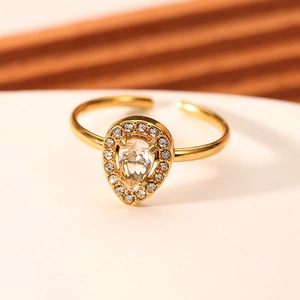 Anello regolabile in acciaio inossidabile placcato oro 18K con zirconia a goccia