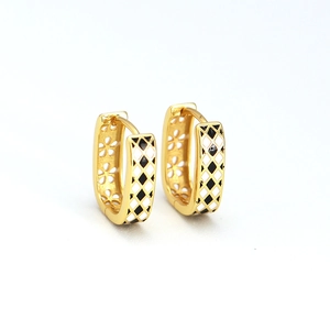 Gold-plated U-shaped checkered enamel earrings with hollow floral interior details