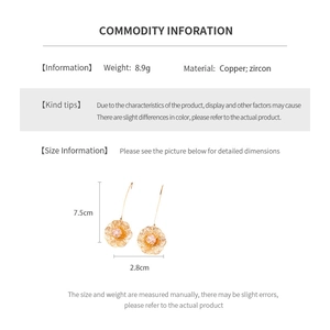 Mesure détaillée des boucles d'oreilles fleur dorées avec zircon rose, 7,5cm hauteur