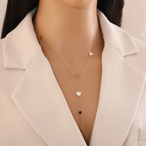Minimalistische Y-förmige goldene Edelstahlkette mit mehreren Herzanhängern am Modell