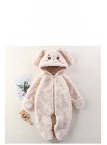 Détail d'une grenouillère bébé en peluche avec oreilles de lapin et fermeture éclair