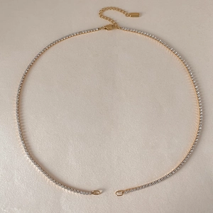 Detalle del collar de cadena de tenis chapado en oro con circonitas y cierre de langosta