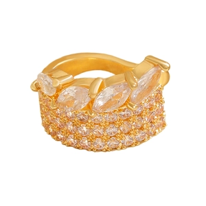 Detailansicht einer vergoldeten Ohrmanschette mit Marquise- und Pavé-Zirkoniasteinen