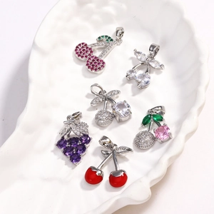 Collane con ciondoli a forma di frutta colorata con ciliegie e uva in cristalli di zircone