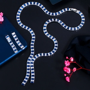 Elegante set gioielli da sposa con zirconi blu e bianchi su velluto scuro