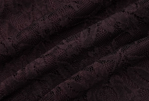 Vue macro détaillée du tissu en dentelle florale violet foncé et motifs en mesh