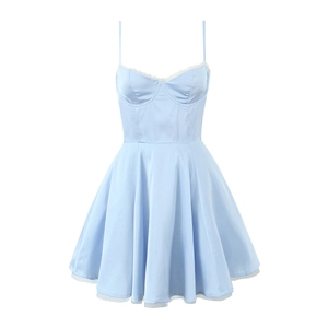Robe d'été satinée bleu clair avec bordure en dentelle et fines bretelles fines