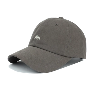 Détail d'une casquette de baseball gris foncé avec broderie renard blanc sur coton