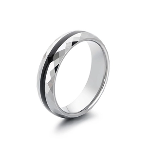 Anello in acciaio al tungsteno sfaccettato con inserto in smalto nero, vista a 45 gradi