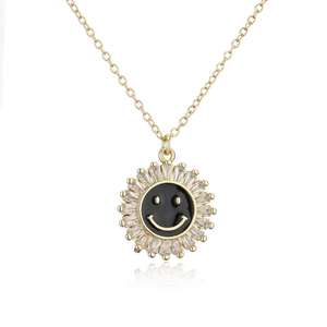 Detail der 18K Gold Sonnenblumenkette mit schwarzem Smiley und Zirkonia Steinen