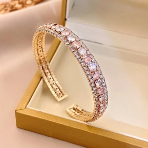 Bracelet manchette ajustable en or rose avec pierres de zircon roses et claires sur trois rangs