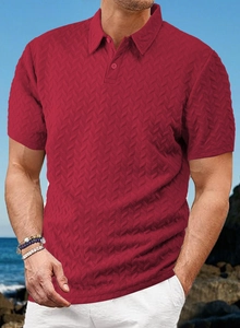 Détail du tissu jacquard respirant et de la texture chevrons sur le polo rouge