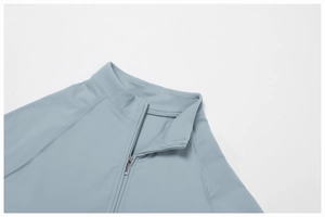 Dettaglio body sportivo con colletto rialzato e mezza zip in elegante blu grigiastro